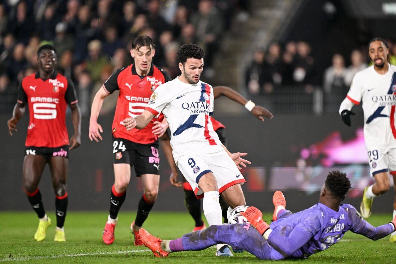 爱游戏体育-关于西亚卡姆爆冷击败巴黎圣日耳曼，出色防守引爆全场！的信息